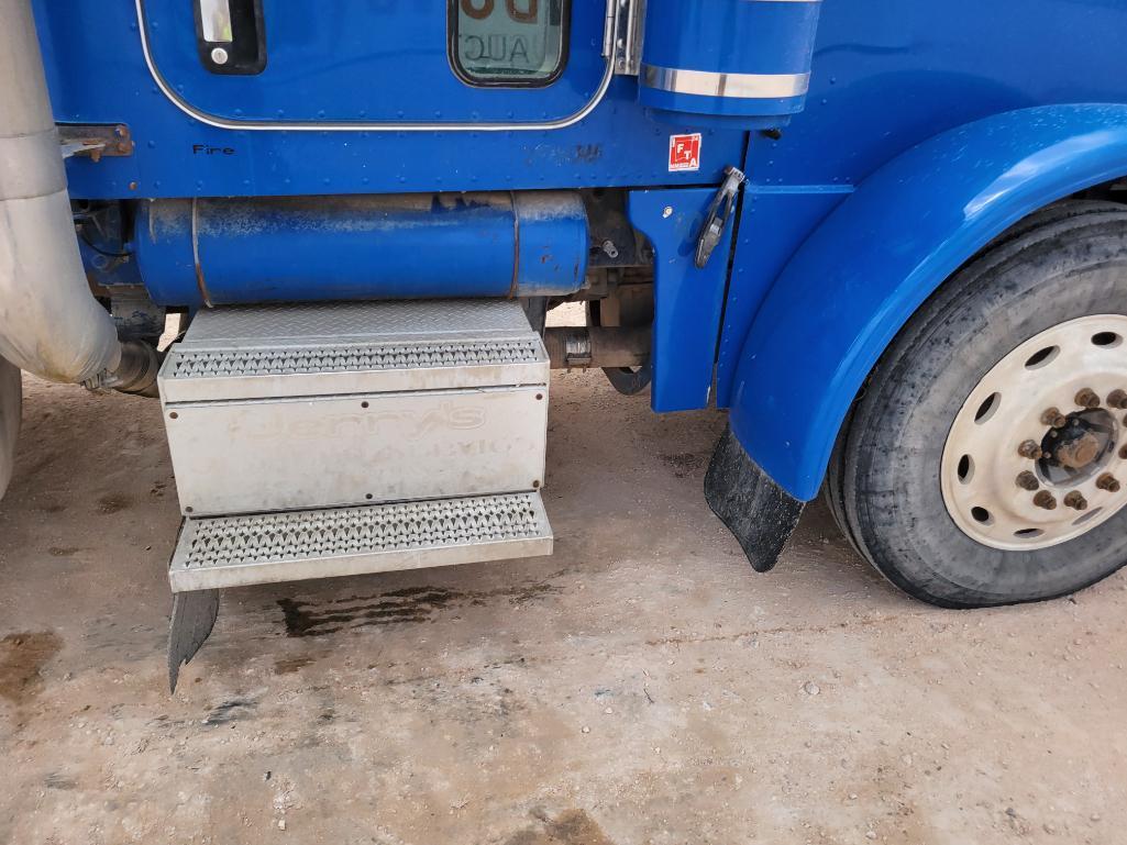 2005 Peterbilt 379 Winch Truck