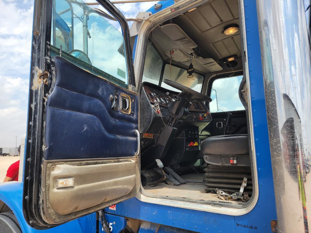 2005 Peterbilt 379 Winch Truck
