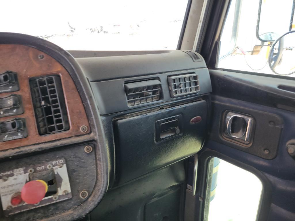 2005 Peterbilt 379 Winch Truck