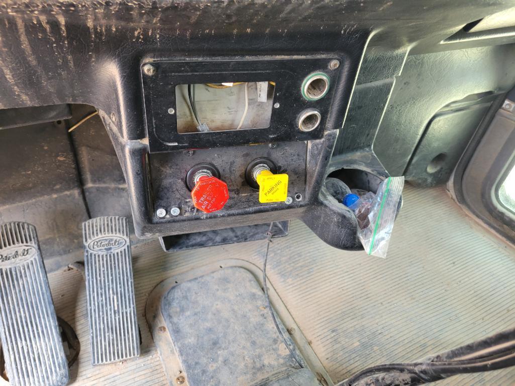 2005 Peterbilt 379 Winch Truck