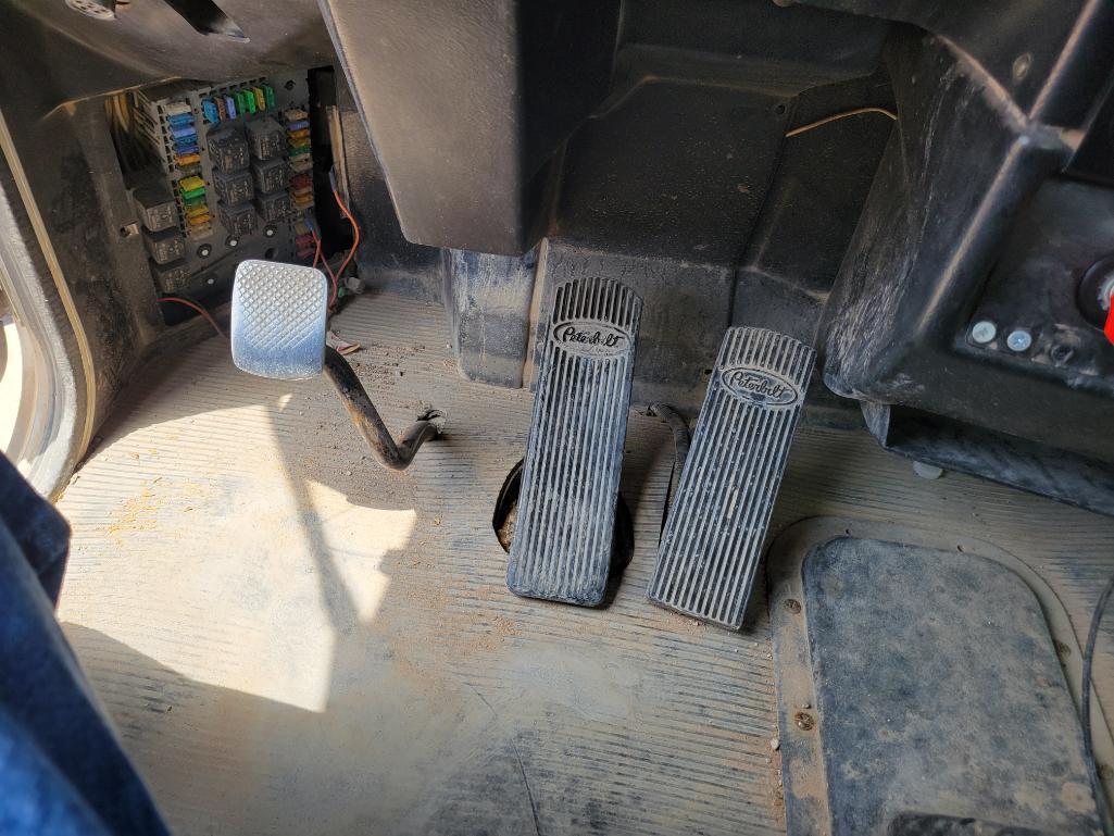 2005 Peterbilt 379 Winch Truck