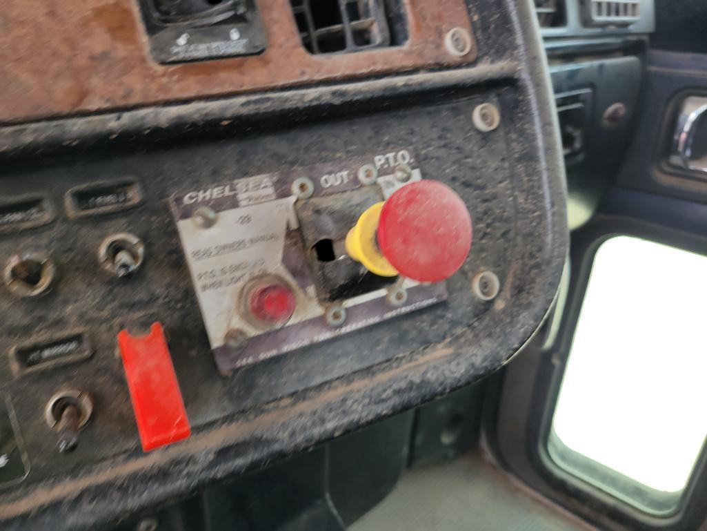 2005 Peterbilt 379 Winch Truck