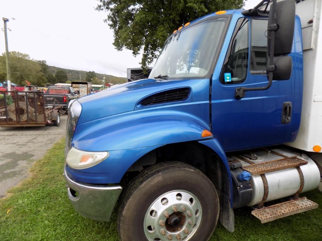 2015 IH 4300 Cab and Chassis Cummins ISB Enging, 6 Speed Man Trans, Air Bra