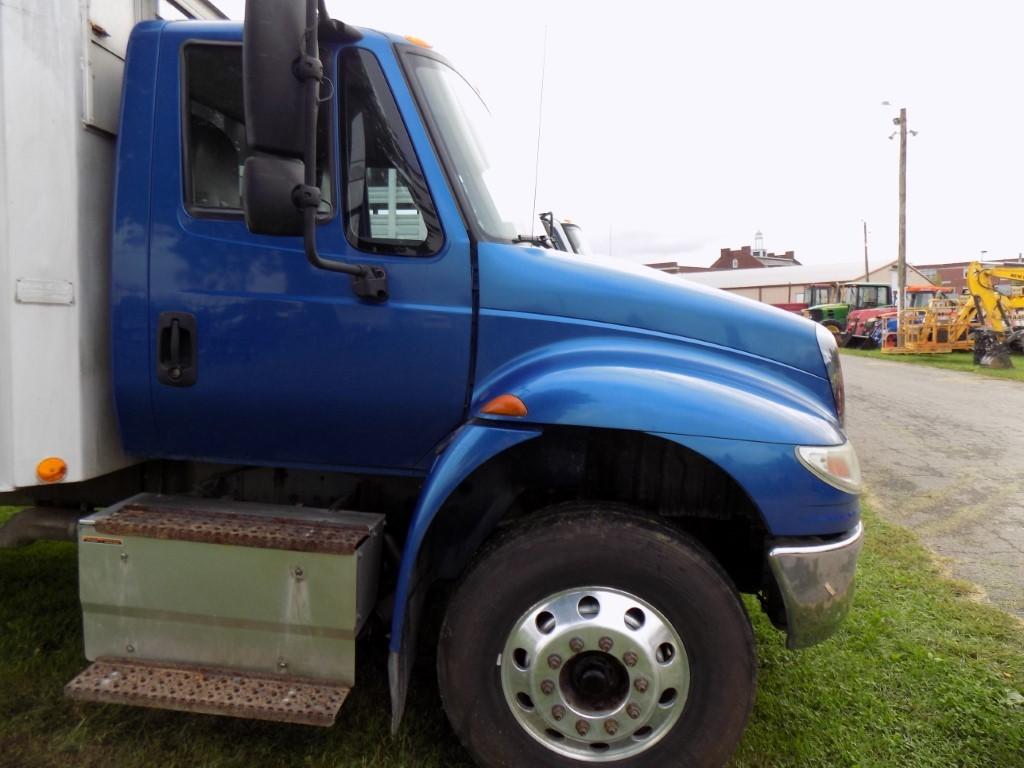 2015 IH 4300 Cab and Chassis Cummins ISB Enging, 6 Speed Man Trans, Air Bra