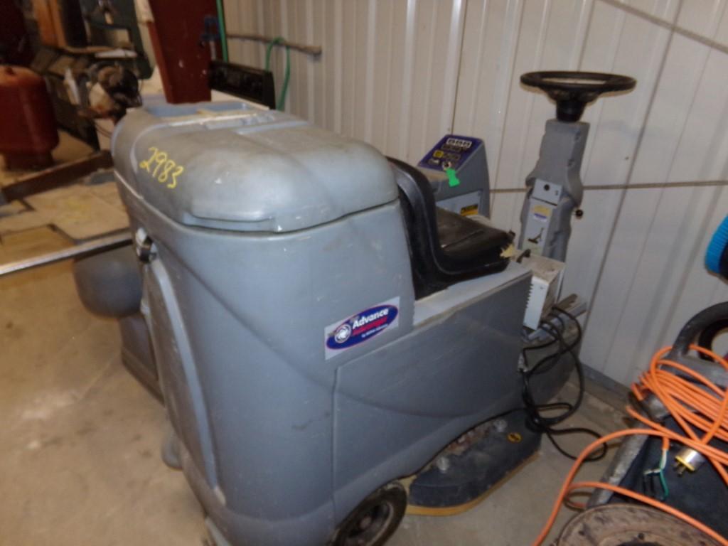Advance Advenger Ride On Floor Cleaner with Charger (#2983)