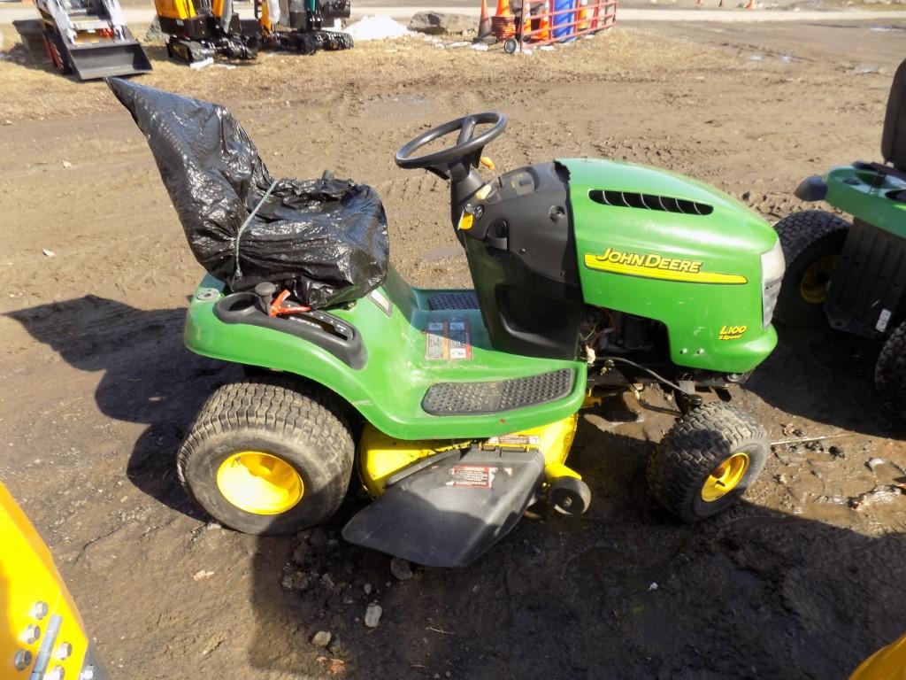 John Deere L110 5-Speed Riding Mower 42'' Deck, 17 HP Intek Engine, No Hour
