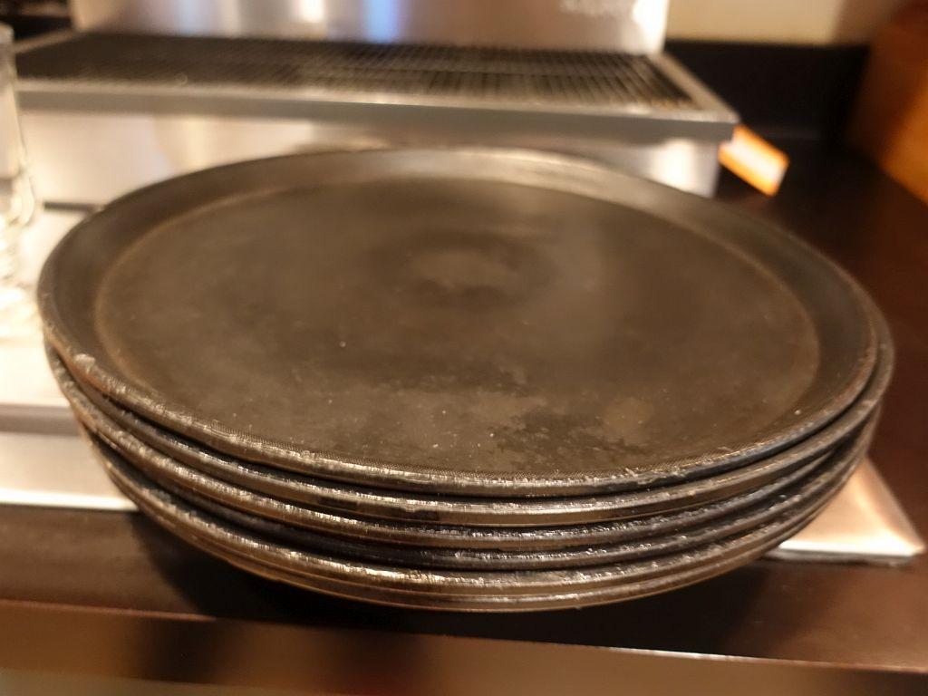 (6) ROUND PLASTIC TRAYS, 14" DIAMETER
