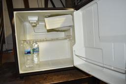 HOTPOINT MINI REFRIGERATOR, MODEL SSD2CGC WITH BOX