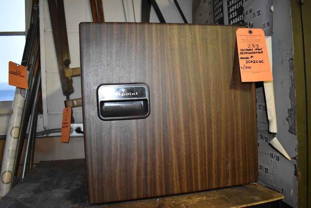 HOTPOINT MINI REFRIGERATOR, MODEL SSD2CGC WITH BOX
