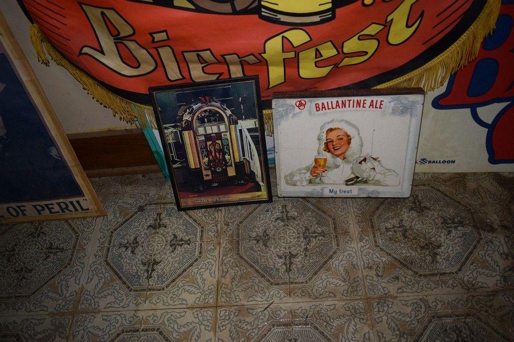 MISC. SIGNS & SCHLITZ BANNER