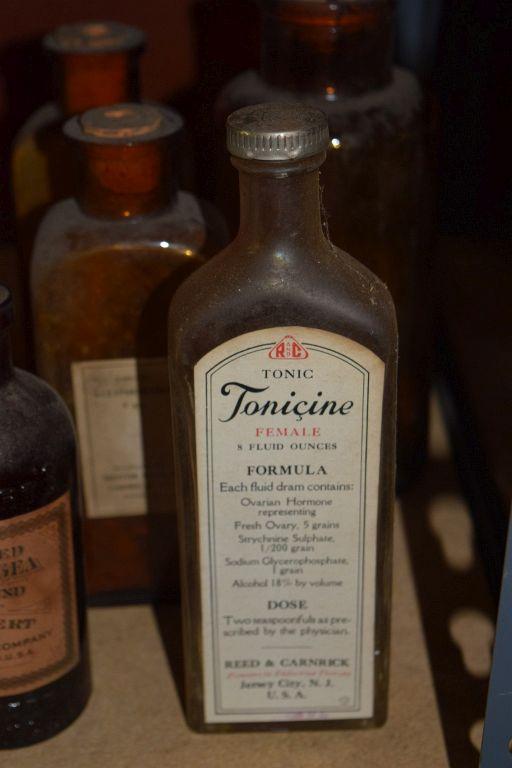 ASSORTED LARGE VINTAGE MEDICINE APOTHECARY BOTTLES
