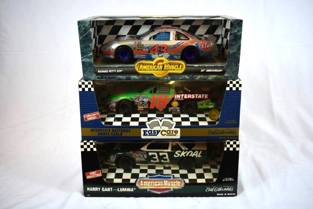 (3) 1/18" SCALE DIE CAST COLLECTORS CARS IN BOXES;