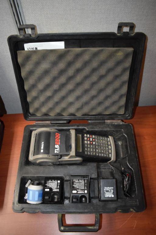 BRADY TLS2200 THERMAL LABELING SYSTEM W/CASE