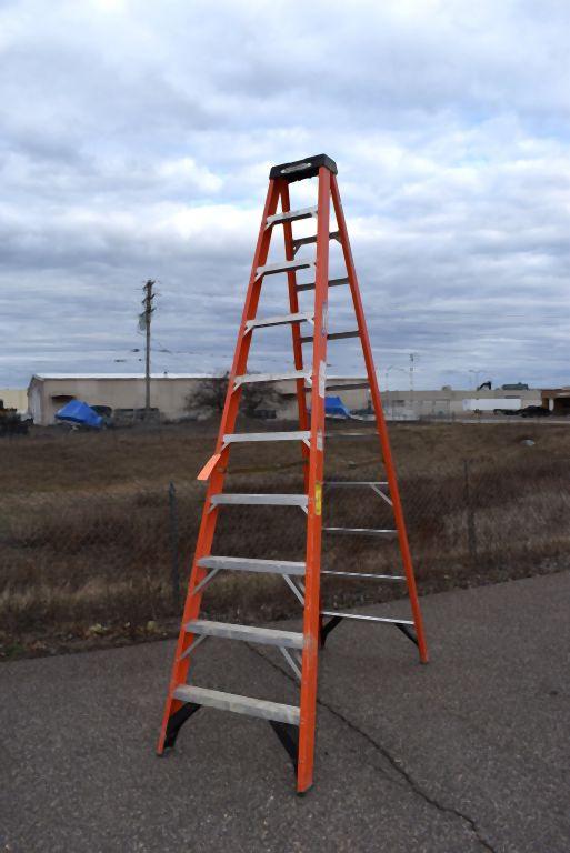 WERNER 10' FIBERGLASS STEP LADDER, 300# CAPACITY,