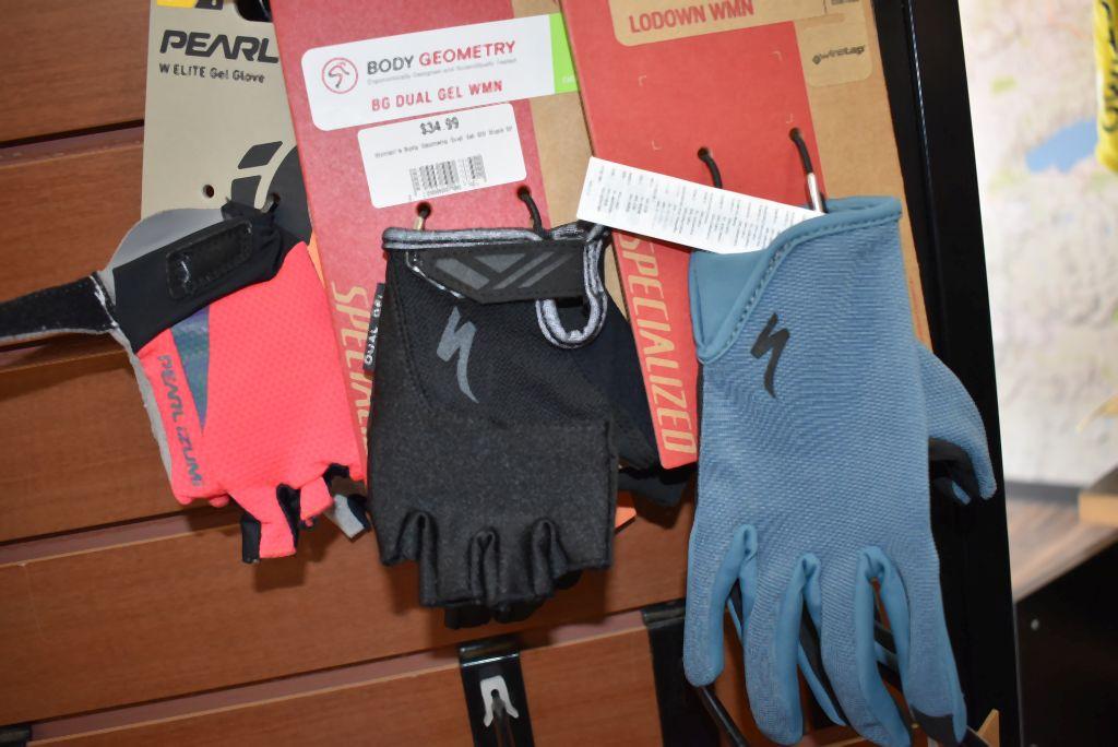 LOT WITH (3) PAIRS OF BIKE GLOVES, SIZE SMALL,