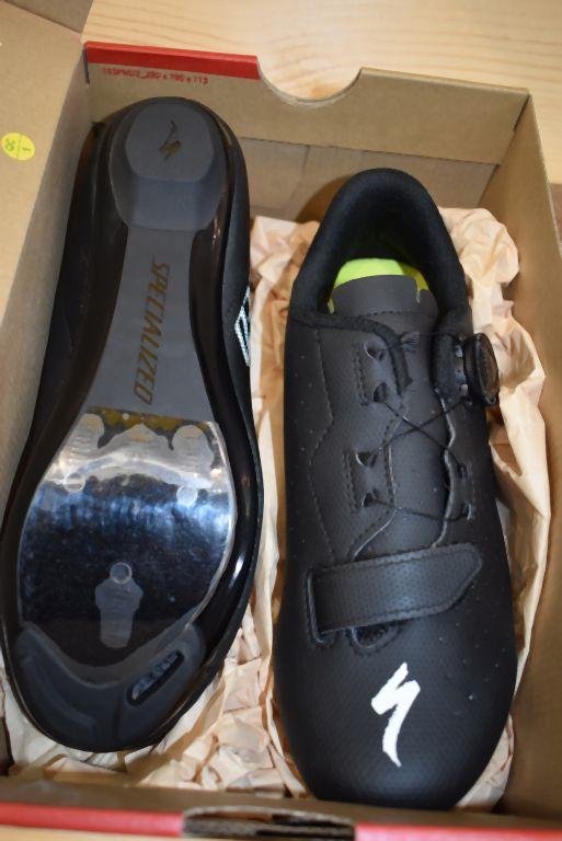 PAIR OF Specialized BODY GEOMETRY BIKE SHOES, SIZE 39EU, 25CM,