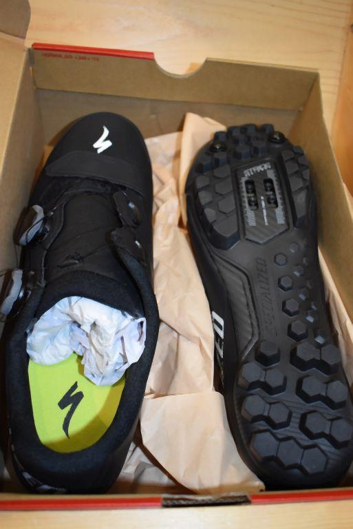 PAIR OF Specialized BODY GEOMETRY BIKE SHOES, SIZE 46 EU,