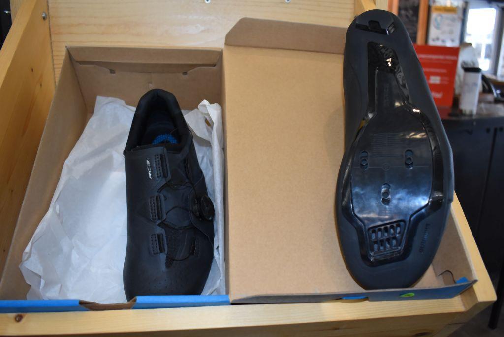 PAIR OF SHIMANO BIKE SHOES, MODEL DYNALAST RC3