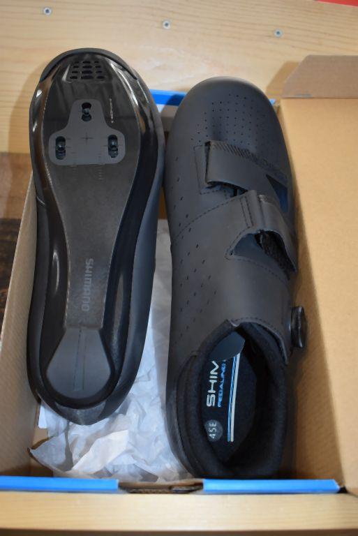 PAIR OF SHIMANO BIKE SHOES, MODEL DYNALAST RP4