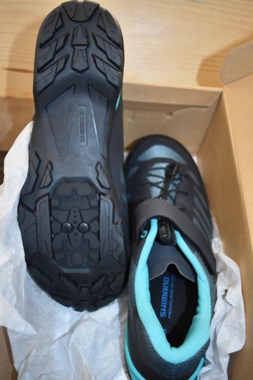 PAIR OF SHIMANO BIKE SHOES, MODEL MT5W