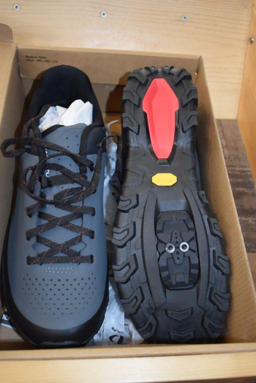 PAIR OF PEARL IZUMI X-AMP PEAK BIKE SHOES,