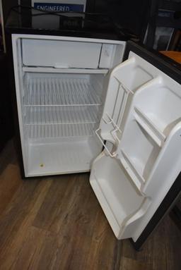 MAGIC CHEF MINI REFRIGERATOR, MODEL MCBR3605