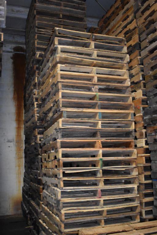 ROW WITH FOUR COLUMNS OF WOODEN PALLETS, 40" x 48",