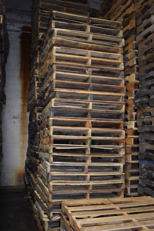ROW WITH FOUR COLUMNS OF WOODEN PALLETS, 40" x 48",