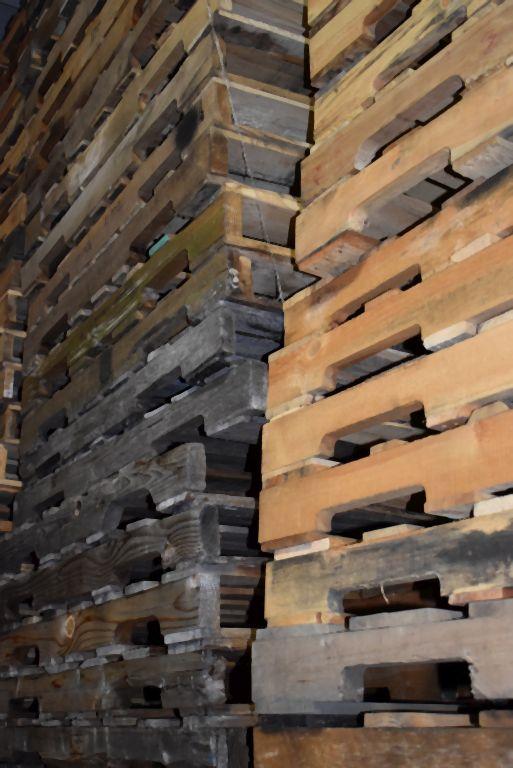 ROW WITH FIVE COLUMNS OF WOODEN PALLETS, 40" x 48",