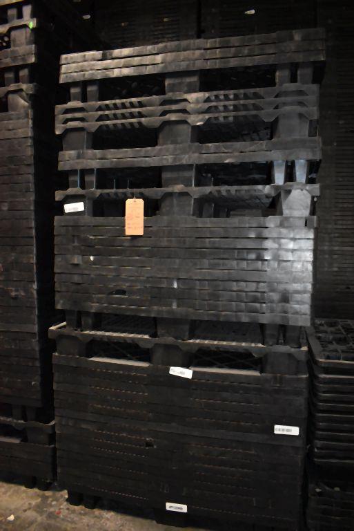 (1) COLUMN OF NESTING PLASTIC PALLETS, 39" x 47" x 6"