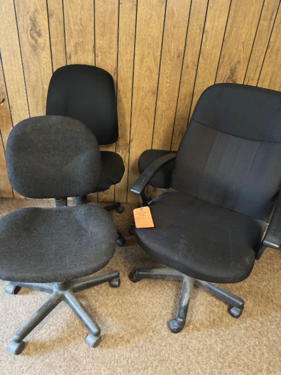 (3) BLACK UNMATCHED OFFICE CHAIR AND ONE CHAIR BASE