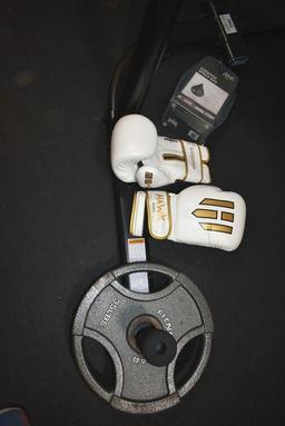 Everlast Freestanding Heavy bag / Speed bag frame with bags.