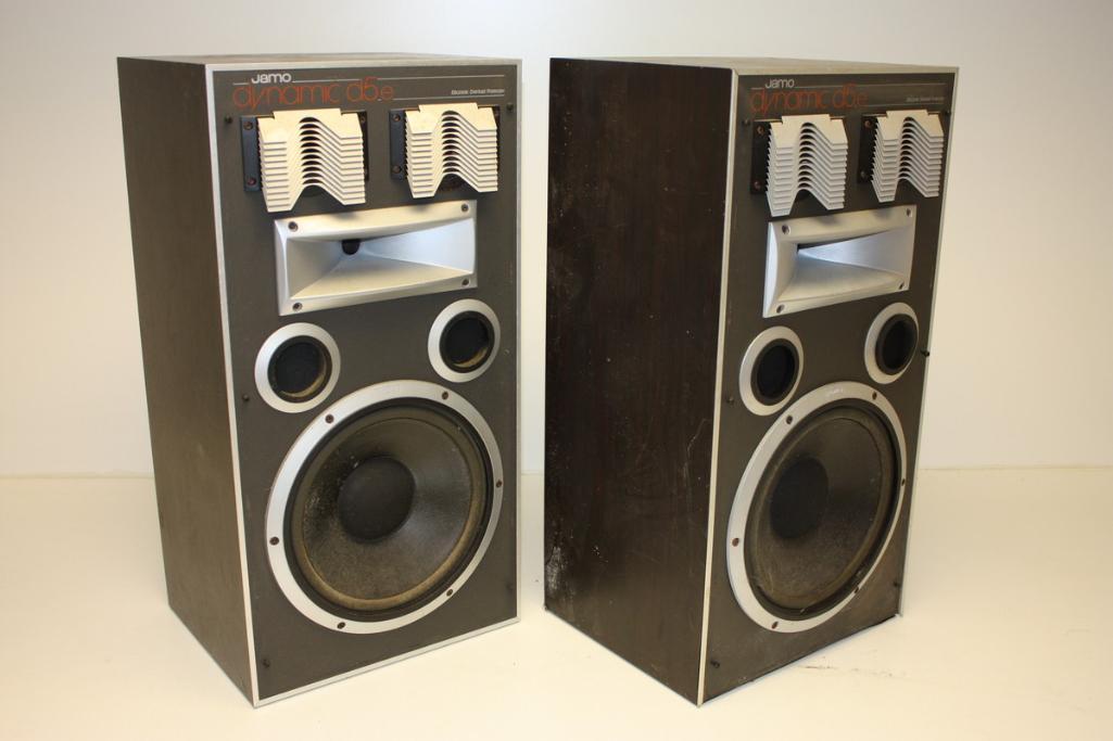 Pair of Jamo Dynamic DSE Speakers