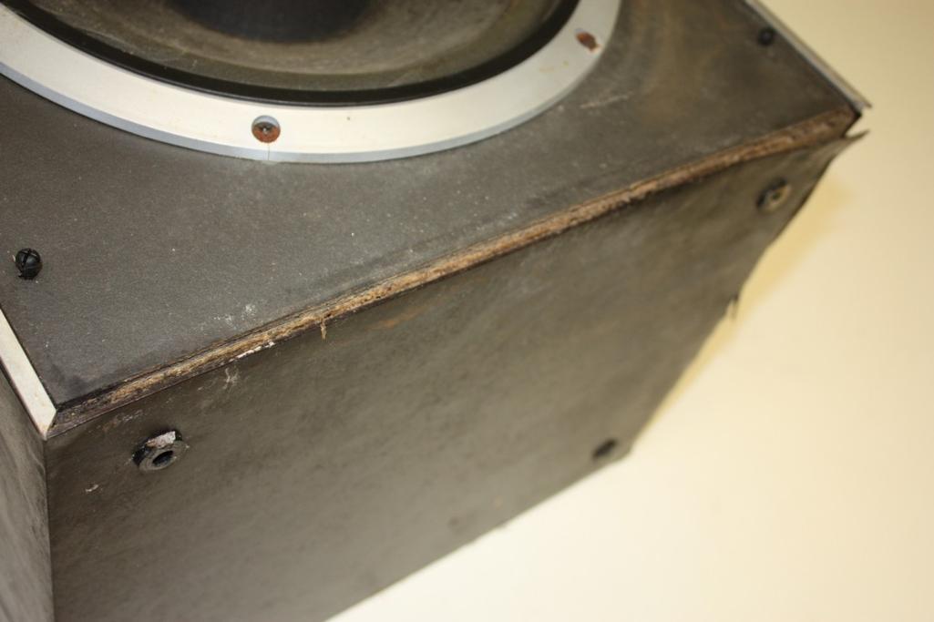 Pair of Jamo Dynamic DSE Speakers