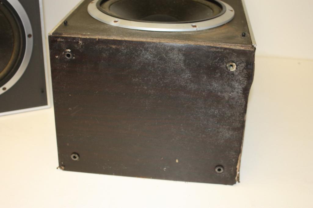 Pair of Jamo Dynamic DSE Speakers