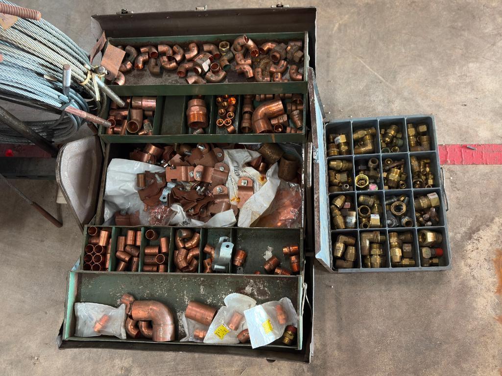 LOT WITH ASSORTED BRASS & COPPER FITTINGS