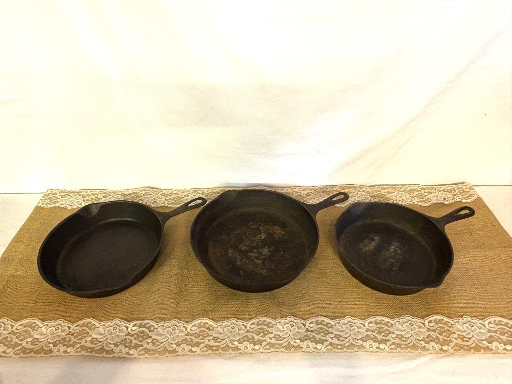 SET OF (3) WAGNER WARE SIGNEY FRYING PANS, LARGES 11", NEXT 10.5", NEXT 7" ACROSS
