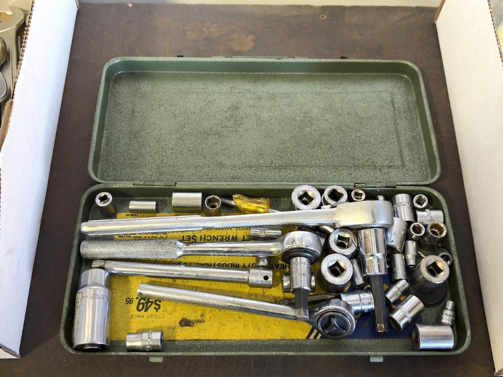 LOT WITH SOCKET WRENCHES 3/8" AND VARIOUS SOCKETS