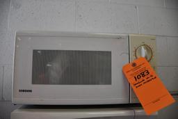 SAMSUNG WHITE SMALL MICROWAVE