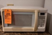WHITE HAMILTON BEACH 1000 WATT MICROWAVE, MODEL HB-P100N30AL-53