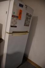 WHITE WHIRLPOOL REFRIGERATOR/FREEZER, MODEL WRT111SFAW00, 62"H X 24"W X 26"D