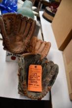 JIM BEAM BOTTLE DISPLAY STAND W/BASEBALL GLOVE, EXTRA GLOVE, MOLD GLOVE DISPLAY, 12"T
