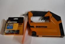 BOSTITCH PNEUMATIC STAPLE GUN BTFP71875 WITH PARTIAL BOX OF BOSTITCH 3/8"/10MM STAPLES