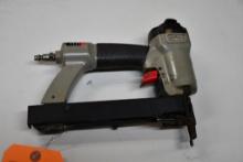 PORTER CABLE PNEUMATIC STAPLE GUN NS 100A, NARROW CROWN