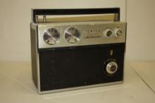 VINTAGE ZENITH FM/AM TRANSISTOR MODEL ROYAL 2000 RADIO PORTABLE