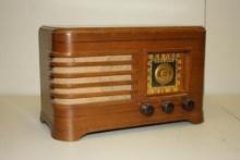 VINTAGE CROSLEY MODEL 56TC WOODEN TABLETOP TUBE RADIO