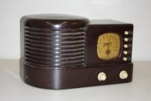 1942 ZENITH TABLE RADIO/RECORD PLAYER MODEL 5 R680