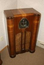 VINTAGE ZENITH TUBE FLOOR RADIO, 1938 MODEL 9-S-262 ROBOT DIAL