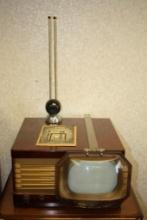 VINTAGE MOTOROLA PORTABLE TELEVISION WITH MAGNIFIER TV, MODEL VT-71 GOLDEN VIEW, 1948