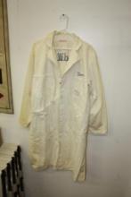 VINTAGE EMBROIDERED WHITE SHOP COAT CADILLAC ON BACK TOM ON FRONT SIZE 42